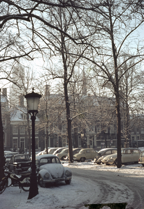 853864 Gezicht op het Janskerkhof te Utrecht, ter hoogte van de Maarsbergerbrug, tijdens de strenge winter van 1963.